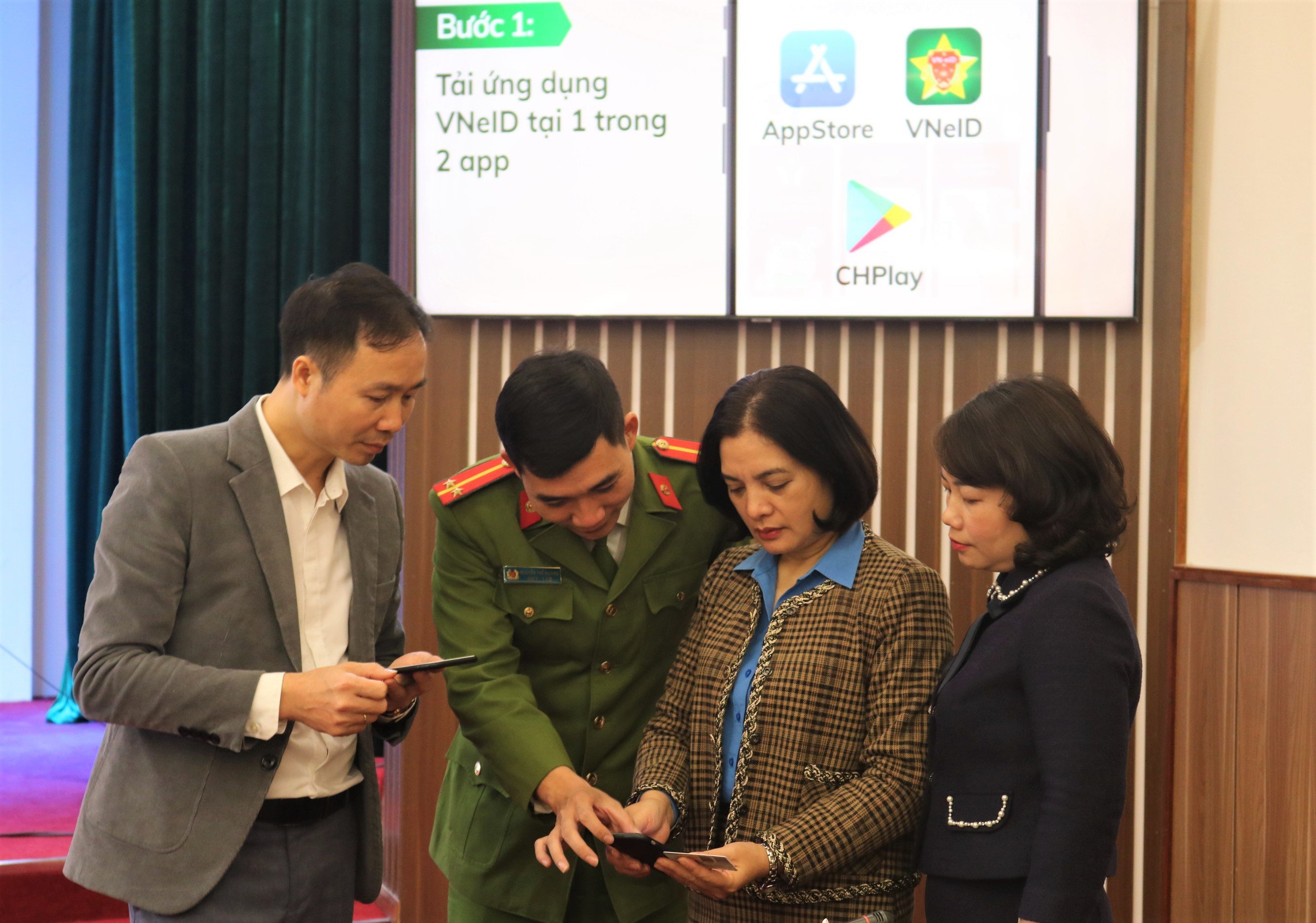 Công đoàn CATP: Phối hợp tuyên truyền Đề án 06/CP, hướng dẫn kích hoạt tài khoản định danh điện tử